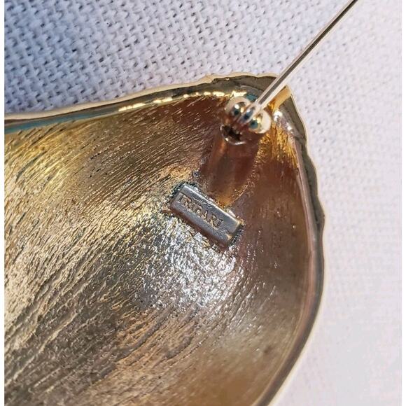 Vintage 90s Trifari Sea Shell Signed Gold Tone Enamel Conch Brooch Pin 2.25” - Picture 6 of 7